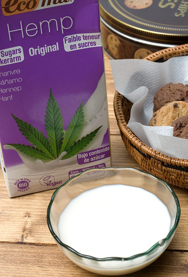 有機 ヘンプ ミルク 加糖 - Hemp Milk Original Low Sugar 【ecomil】 2 - 白に近いクリーム色でサラッとしています。