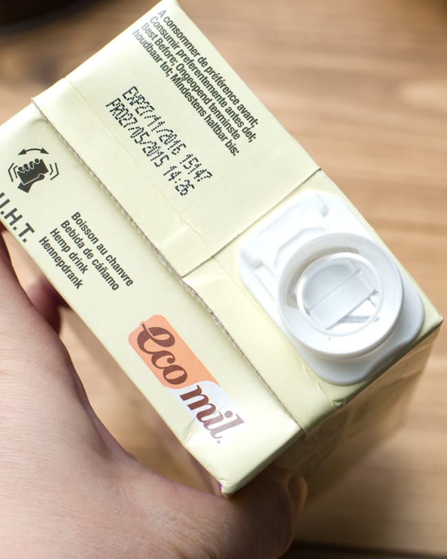 有機 ヘンプ ミルク 加糖 - Hemp Milk Original Low Sugar 【ecomil】 4 - 注ぎ口です。しっかりパックしてあります。