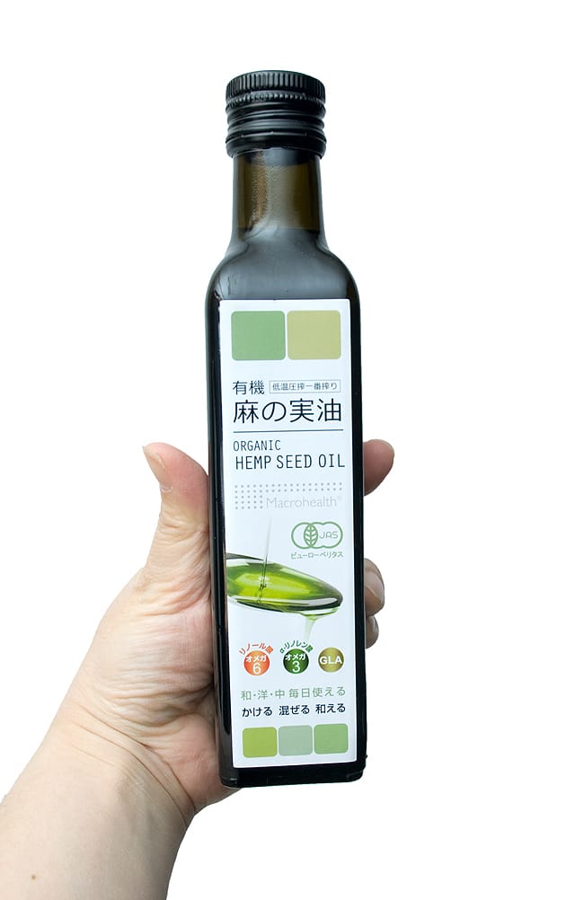 有機 麻の実 油 -ORGANIC HEMP SEED OIL 【Macrohealth】 4 - 手に持ってみました。