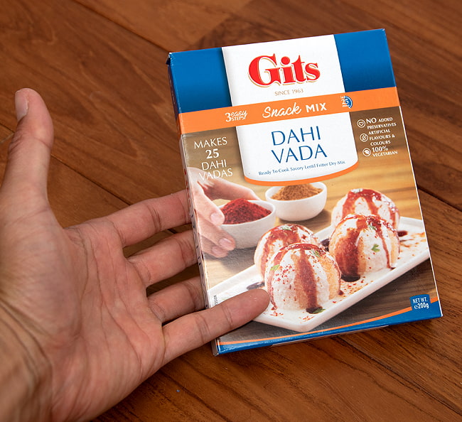 インドの軽食  ダヒ ヴァダイの素 -DAHI VADA Mix 【Gits】 4 - サイズ比較のために手に持ってみました