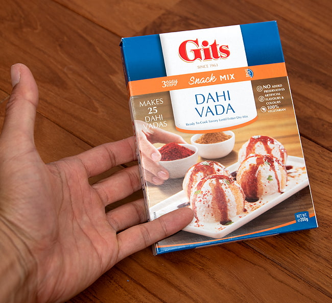 インドの軽食 ダヒ ヴァダイの素 -DAHI VADA Mix 【Gits】 4 - サイズ比較のために手に持ってみました