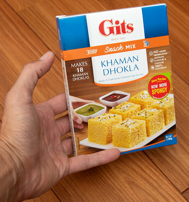 インドのお菓子  カマン ドークラの素 -KHAMAN DHOKLA Mix 【Gits】 4 - サイズ比較のために手と一緒に