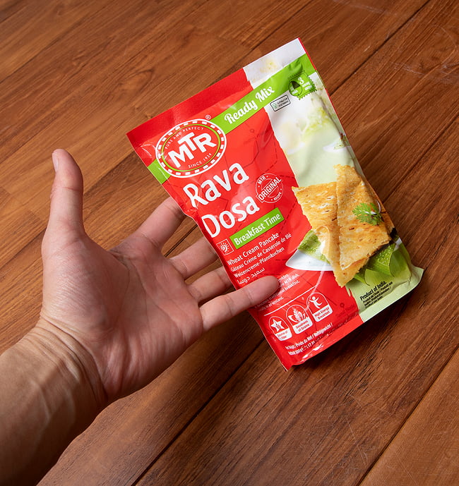 インドの軽食  ラバ ドーサの素 -Rava Dosa Mix 500g 袋入り 【MTR】 5 - 手に持ってみました。500gの大容量です。