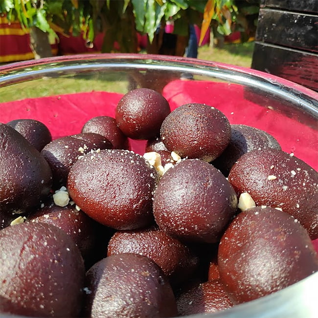 インドお菓子 グラム ジャムの素 -Gulab Jamun Mix 【MTR】 3 - この一袋に必要なシロップになんと800gの砂糖を使います。驚愕!!
なお、こちらの写真はインドで撮影したグラブジャムンです