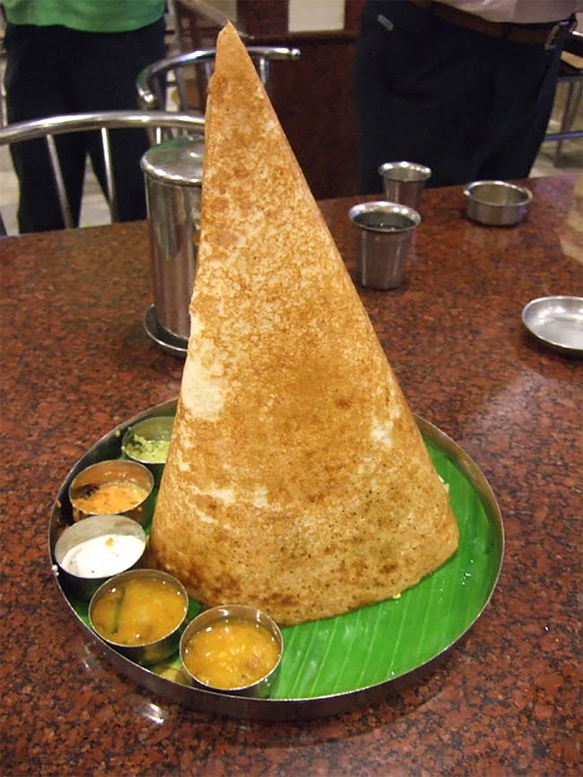 インドの軽食 ドーサの素 - Dosa Mix 【MTR】 3 - これは本場南インドのマウンテンドーサ。この様にするには相当なテクニックが必要です