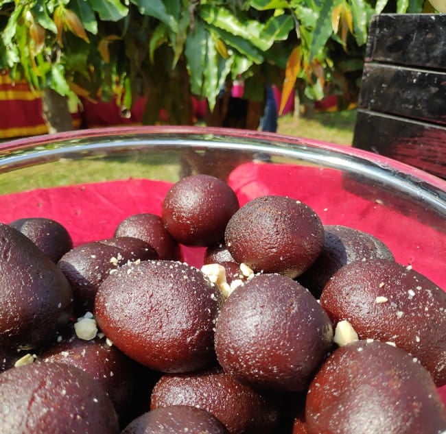 インドお菓子  グラブジャムンの素 -Gulab Jamun Mix 4 - こちらはインドで見かけたグラブジャムン。たいへん甘かったです。