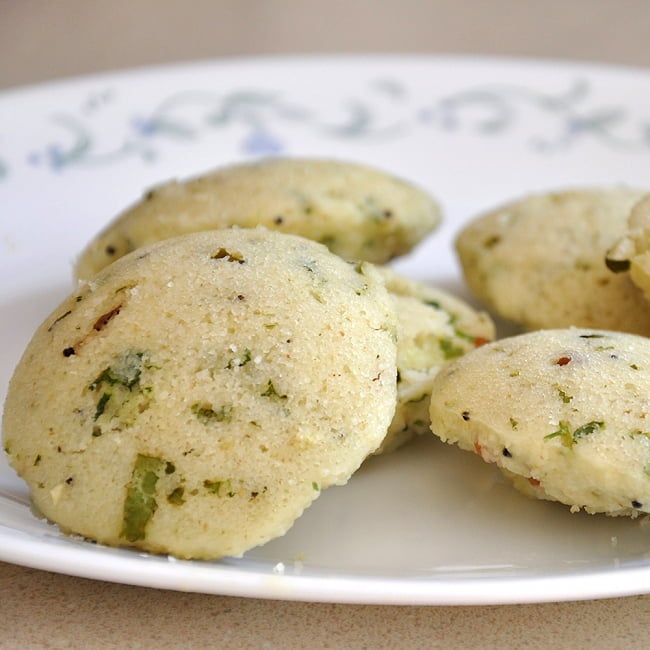 インドの軽食 ラヴァ イドリーの素 -RAVA IDLI Mix 【MTR】 2 - ラバイドリーは、色々なスパイスが入っています。飾りにカシューナッツを入れたりもします。
なお、こちらの写真はインドで作られたものです