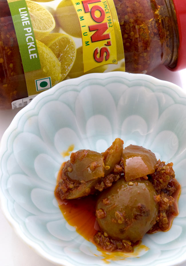 インドのピクルス (アチャール) - ライム 【NILONs】 2 - ライムがゴロゴロ出てきます。製造会社ごとに秘伝の味付けがあり味が違いますので、食べ比べてみてお好みの一品を探してみてはいかがでしょうか。