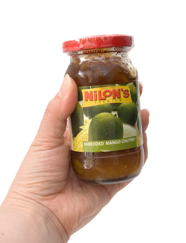 インドのピクルス (アチャール) - マンゴー チャツネ Mango Chutney 【NILONs】 3 - 手に持ってみました。大きくもなく小さくくもなく使いやすい量ですね。