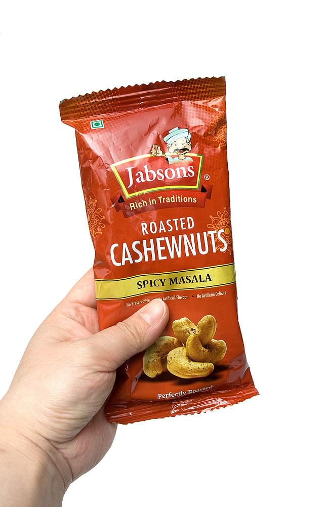 スパイシー マサラ カシューナッツ -  Spicy Masala Cashewnut 100g 【Jabsons】 3 - 手に持ってみました。寂しいことですが、あっという間になくなります。