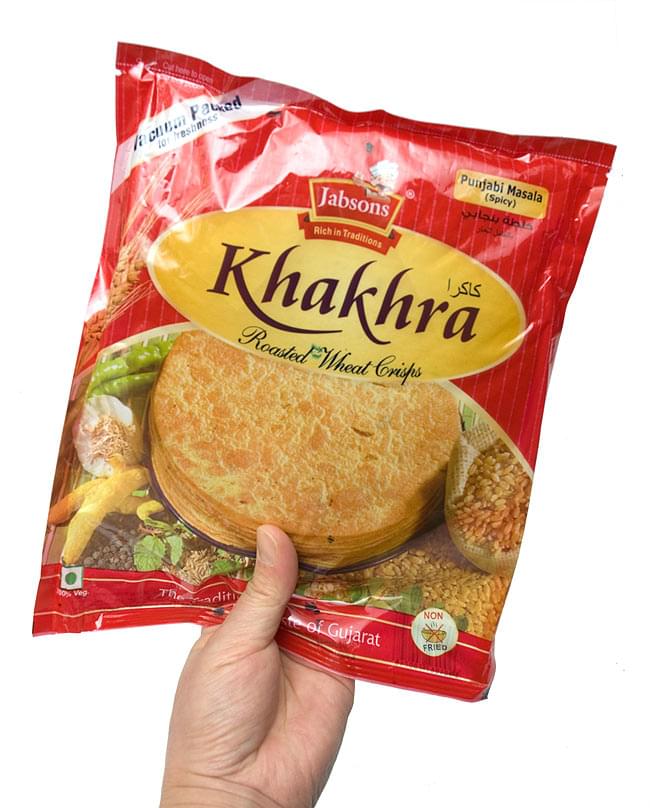 カークラマサラ - インド 薄せんべい スパイシー Khakhra Masala 200g 【Jobsons】 4 - 手に持ってみました。結構、大きいです。約8〜10枚程入っています。