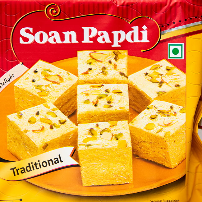 インドのお菓子 甘い甘い ソーン パブディ トラディショナル − SOAN PAPDI 2 - 細い糸状のものがぎっしり詰まって四角い形を作っています。この細さがふわふわの秘訣！？