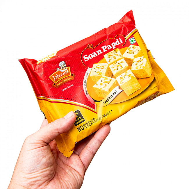 インドのお菓子 甘い甘い ソーン パブディ トラディショナル − SOAN PAPDI 3 - 手に持ってみました。牛乳に入れてもアイスにふりかけてもたっぷり使えますよ。これだけあれば、色々な楽しみ方でお楽しみいただけますよ。