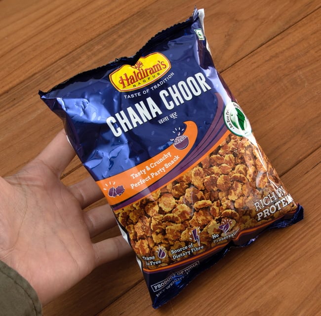 インドのお菓子 チャナチュール - CHANA CHOOR 4 - サイズ比較のために手に持ってみました