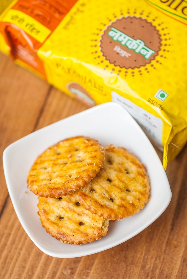 アーユルヴェーダ・ビスケット【Patanjali】Namkeen Biscuit 2 - 見た目は普通のビスケットです。こちらはチーズスパイス味。