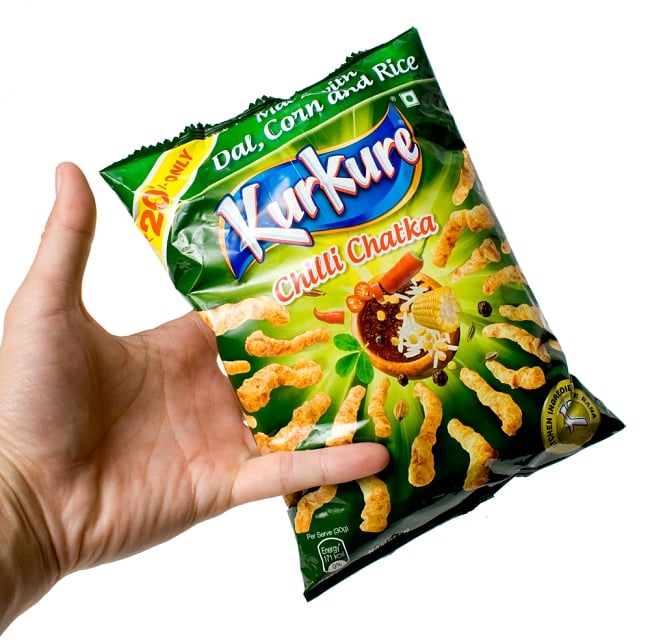 インドのスナック KurKure【Red Chilli Chatka味】 6 - サイズ比較のために手に持ってみました