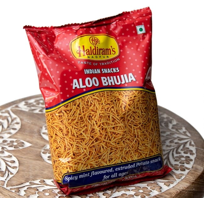 インドのお菓子 スパイシーポテトスナック アルーブジア - ALOO BHUJIA 2 - 斜めから撮影しました