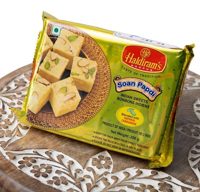 インドのお菓子  ソーン パブディ ピスタチオ リッチ − SOAN PAPDI 2 - 斜めから撮影しました