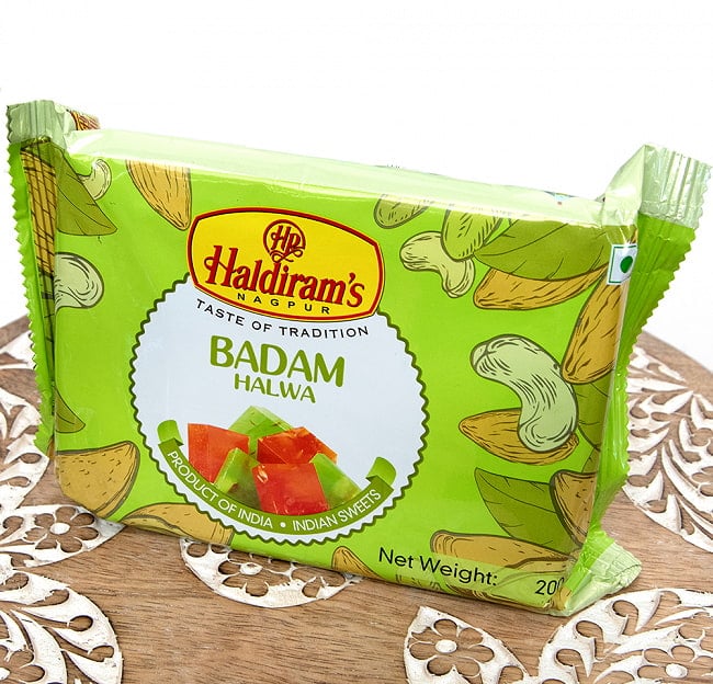 インドのお菓子 ジェリー ビーンズ風不思議菓子 バダム ハルワ - Badam Halwa 2 - 斜めから撮影しました