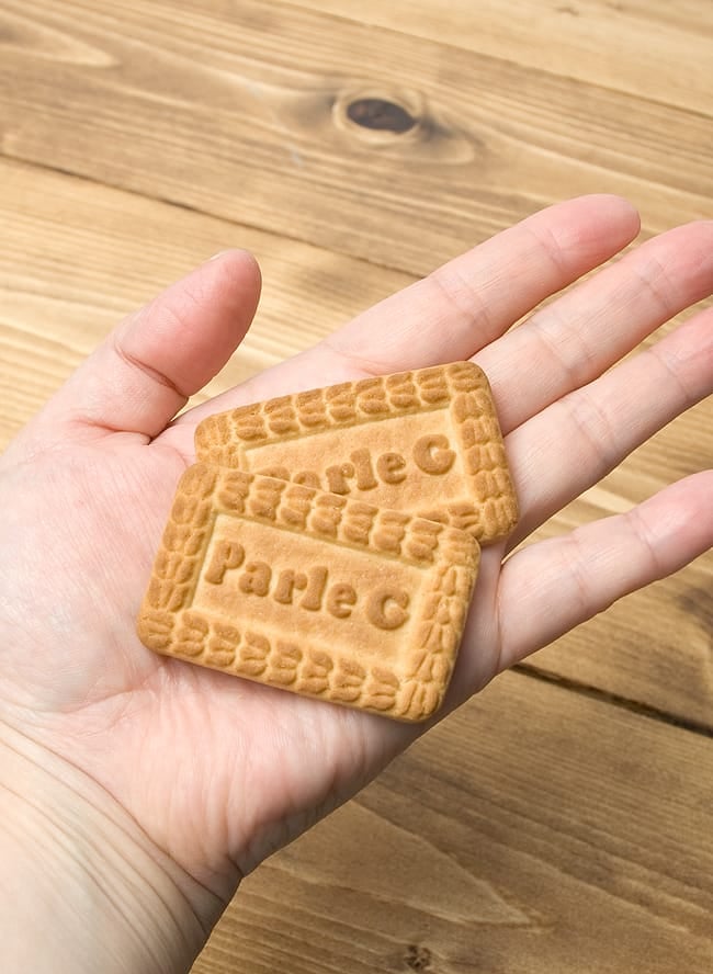 インドのビスケット・Parle-G パールG【グルコビスケット】 3 - 手に持ってみました。食べやすい大きさです。