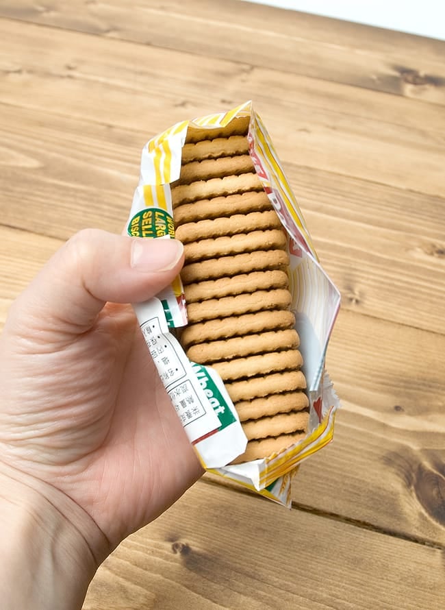 インドのビスケット・Parle-G パールG【グルコビスケット】 4 - この一袋で17枚程入っていました。