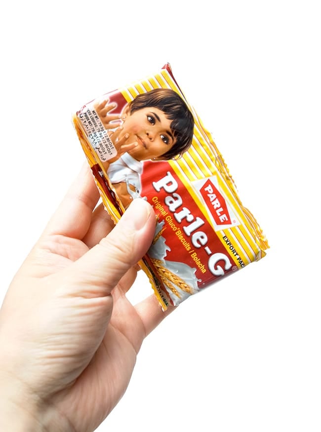 インドのビスケット・Parle-G パールG【グルコビスケット】 5 - 手に持ってみました。お散歩、ピクニックに3時のおやつに丁度いいおおきさかな?