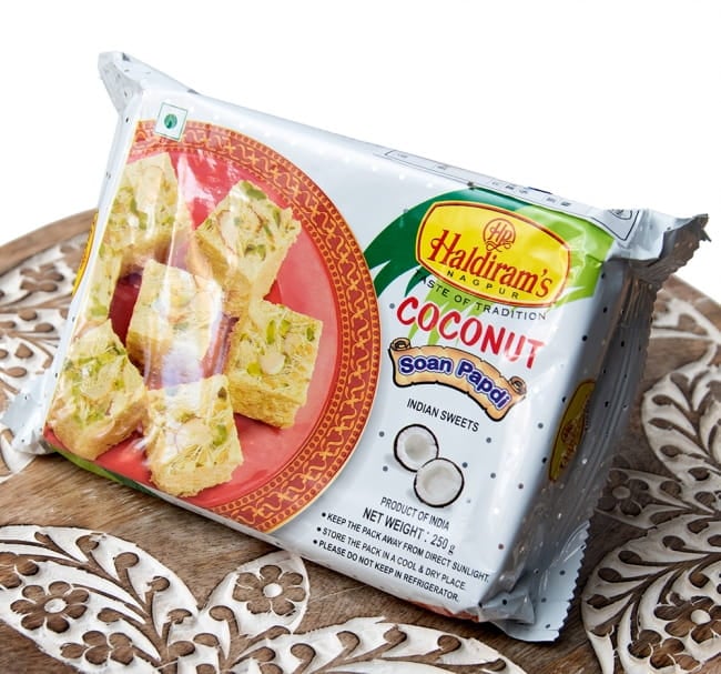 インドのお菓子 ソーンパブディ ココナッツ COCONUT SOAN PAPDI 2 - 斜めから撮影しました