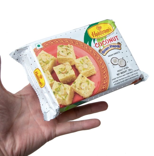 インドのお菓子 ソーンパブディ ココナッツ COCONUT SOAN PAPDI 3 - サイズ比較のために手に持ってみました