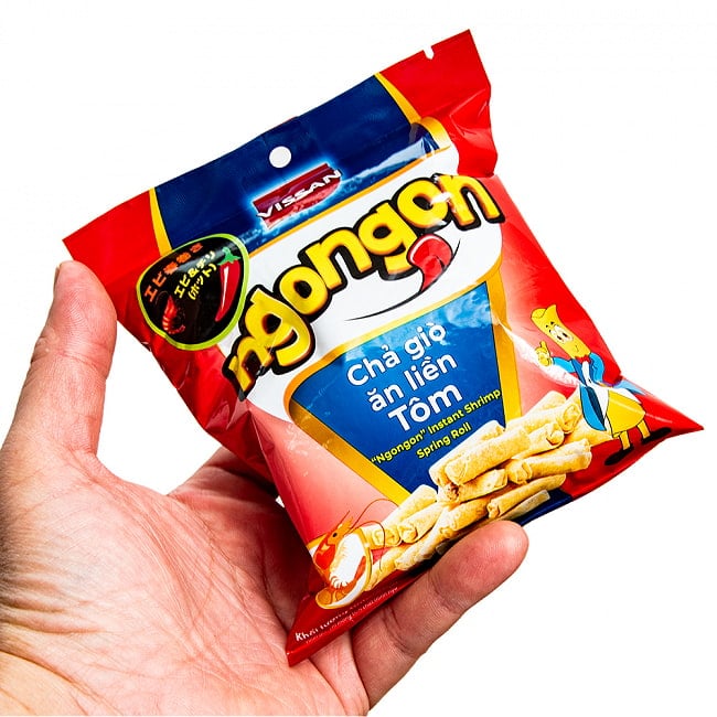 ベトナムスナック 海老ミニ春巻き　海老＆チリ味 50g 【VISSAN】 3 - 手でもってみました。（写真は同じサイズの味違いです。）