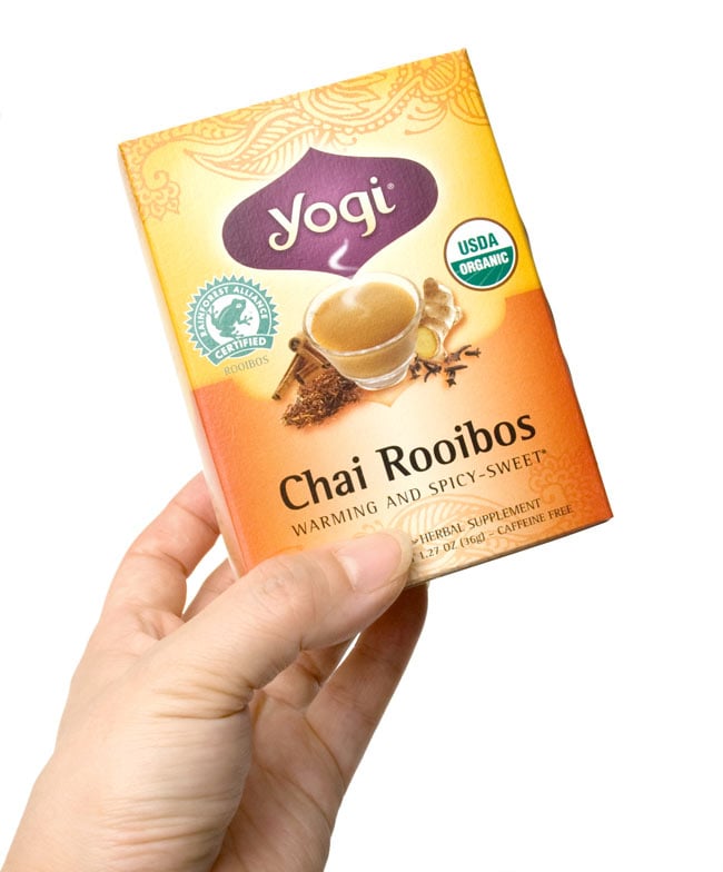 ルイボスチャイ【ヨギティー yogi tea】 3 - 手に持ってみました。横から開けるタイプで、そのまま収納に使えます。外箱を飾てもおしゃれ。