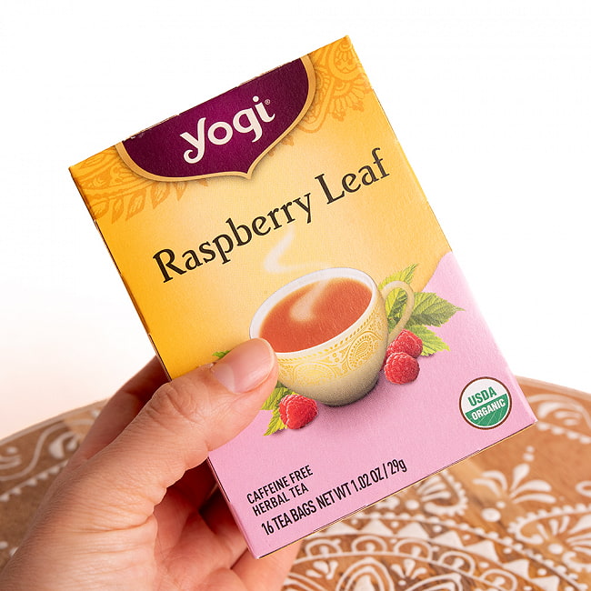 ラスベリーリーフ【Yogi tea ヨギティー】 3 - 手に持ってみました。横から開けるタイプで、そのまま収納に使えます。外箱を飾てもおしゃれ。