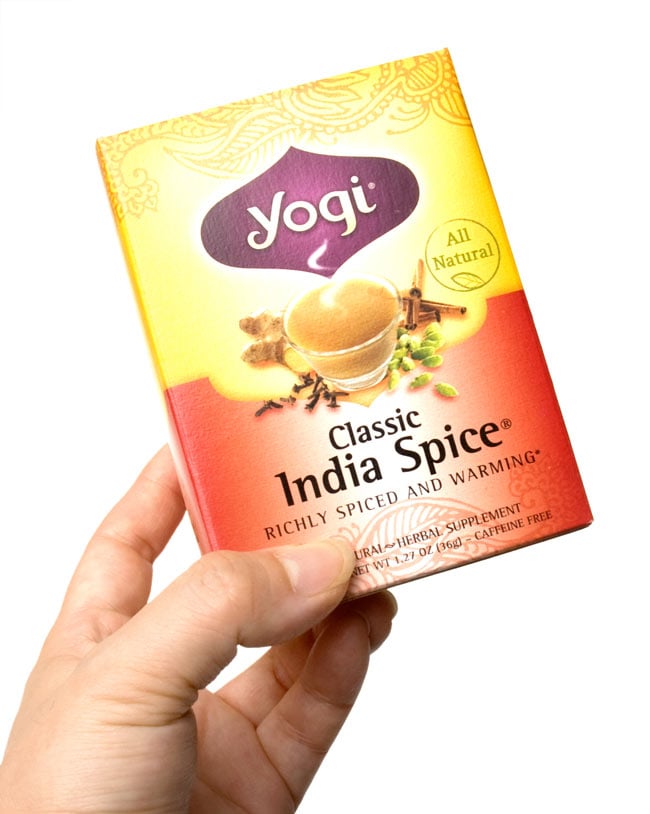 クラシックインドスパイス【Yogi tea ヨギティー】 3 - 手に持ってみました。横から開けるタイプで、そのまま収納に使えます。外箱を飾てもおしゃれ。