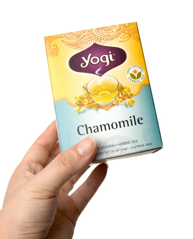 カモミール - Chamomile【Yogi tea ヨギティー】 3 - 手に持ってみました。横から開けるタイプで、そのまま収納に使えます。外箱を飾てもおしゃれ。