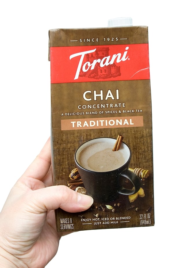 トラディショナル リキッドチャイ − Traditional Chai 【Torani】  4 - 手に持ってみました。リキッドタイプなのでカクテルやアイスクリームなどにもかけてもお楽しみいただけます。