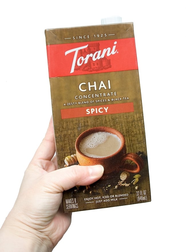 スパイシーリキッドチャイ - Spicy Chai 【Torani】  4 - 手に持ってみました。リキッドタイプなのでカクテルやアイスクリームなどにもかけてもお楽しみいただけます。