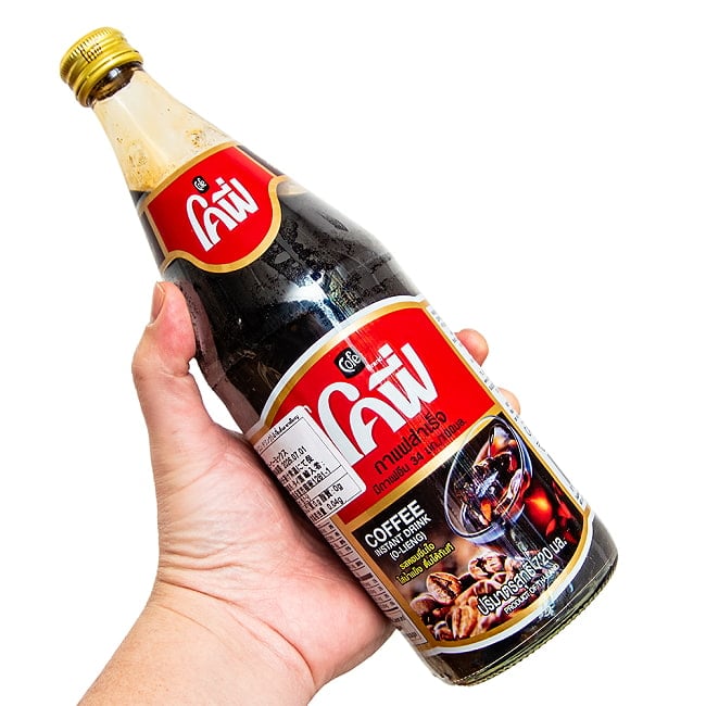 タイの甘～い ブラックコーヒー 瓶 Lサイズ [たっぷり720ml] 2 - 大きさが判るように手に持ってみました。たくさん入ってます！