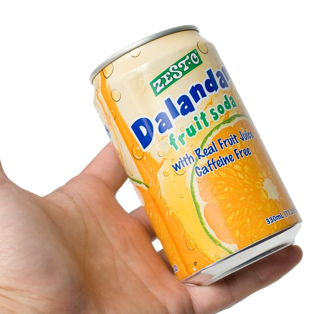 ゼスト　ダランダンフルーツソーダ味　缶[330ml]Zesto　DalandanFruitSoda 2 - サイズ比較のために手に持ってみました