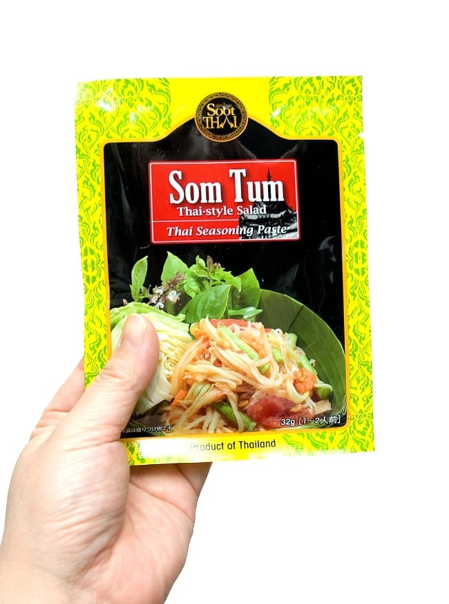 ソムタムペースト [32g] ‐タイ風青パパイヤサラダの素 【Soot THAI】 3 - 手に持ってみました。野菜を刻んで和えるだけなので簡単に本場タイのあの味が再現できます。ぜひ、お試しください。