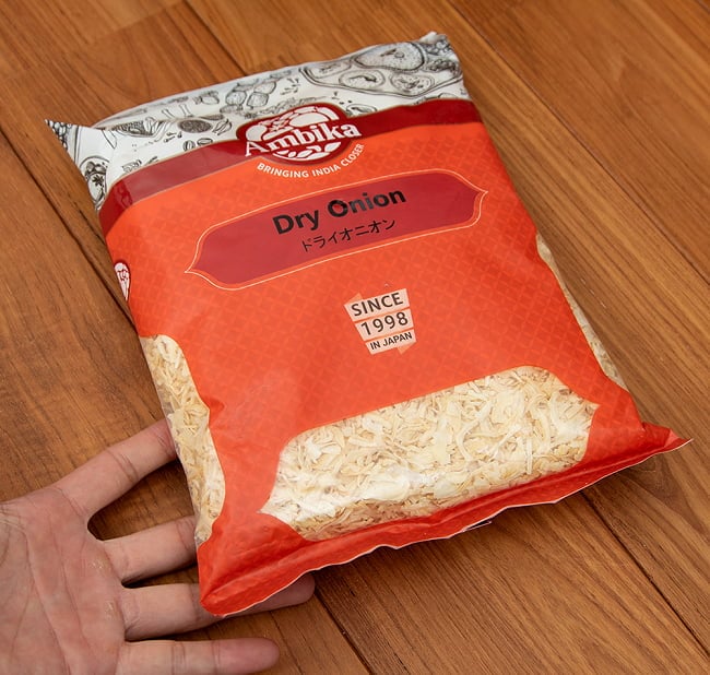  乾燥玉ねぎ ドライオニオン Dry Onion【500gパック】 5 - サイズ比較のために手と一緒に