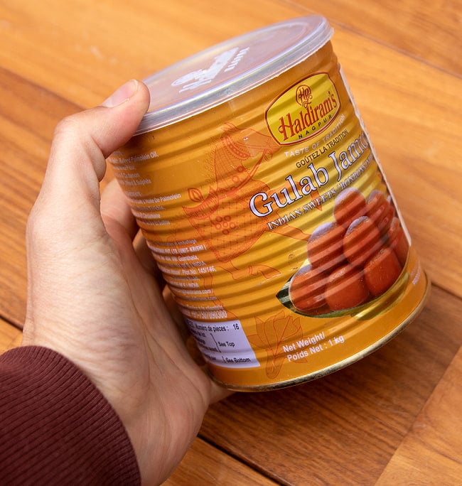 [ワケあり]クラブジャムン - Gulab Jamn(1kg)【Haldirams】 4 - サイズ比較のために手に持ってみました。大きな1Kg入り！