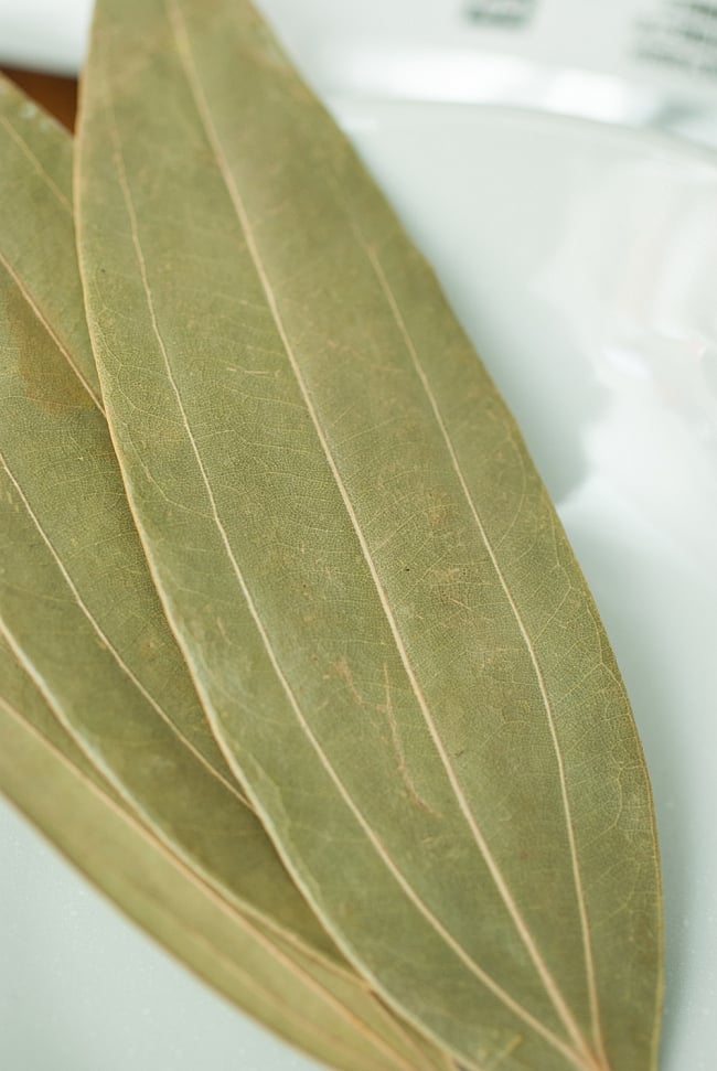 インディアンベイリーフ（シナモンリーフ） Bay Leaves【50gパック】 2 - スパイスを近くでみてみました。