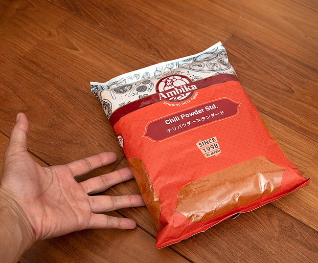 粉末唐辛子 チリパウダー スタンダード - Chilli powder standerd 【1kg 袋入り】 5 - サイズ比較のために手に持ってみました