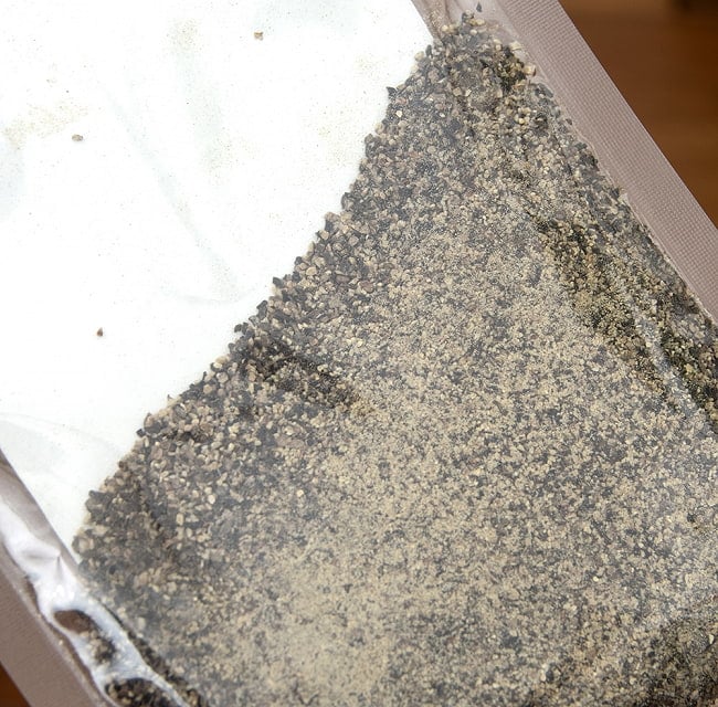 ブラックペッパーパウダー - Black Pepper powder 【20g】 4 - 裏面から、中に入っているスパイスを撮影しました