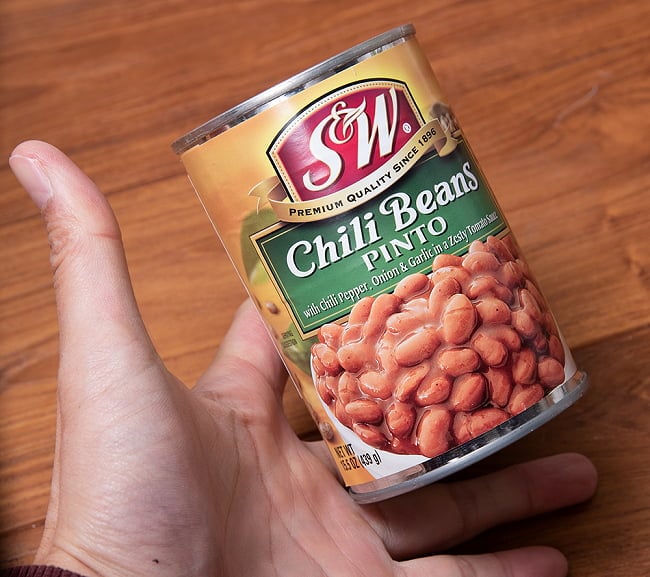 （缶凹み品）チリビーンズ　缶詰 - Chili Beans 【439g】 S&W 5 - サイズ比較のために手と一緒に撮影しました