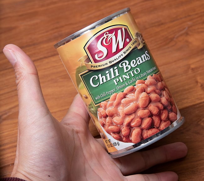 チリビーンズ　缶詰 - Chili Beans 【439g】 S&W 5 - サイズ比較のために手と一緒に撮影しました