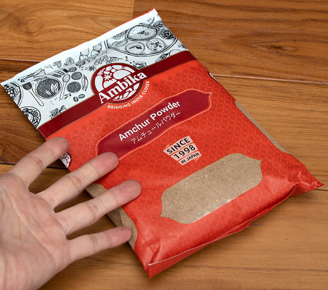 アムチュール(ドライマンゴー)　パウダー Amchur Powder 【500gパック】 5 - サイズ比較のために手と一緒に撮影しました