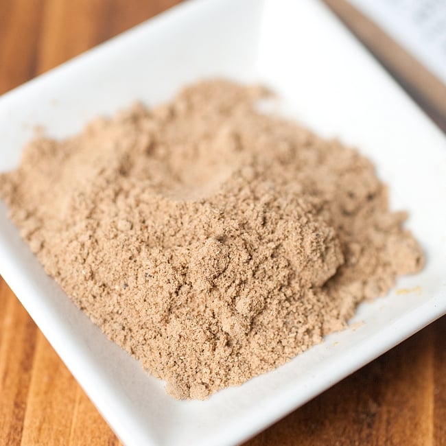 アムチュール(ドライマンゴー)　パウダー Amchur Powder【20gパック】 2 - スパイスを近くでみてみました。