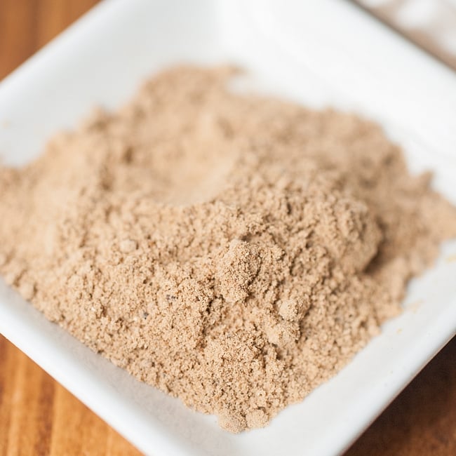 アムチュール(ドライマンゴー)　パウダー Amchur Powder【100gパック】 2 - スパイスを近くでみてみました。
