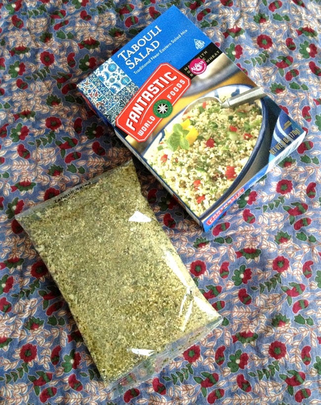 タブリ サラダ ミックス - Tabouli Salad 【Fantastic Foods】 2 - 箱の中には、スパイス等がひとまとめに入っています。こちらの写真のパッケージは、古いものになります。お届けは、新パッケージのものです。写真のパッケージとは異なるもののお届けになりますが、中の原材料は変わりありません。