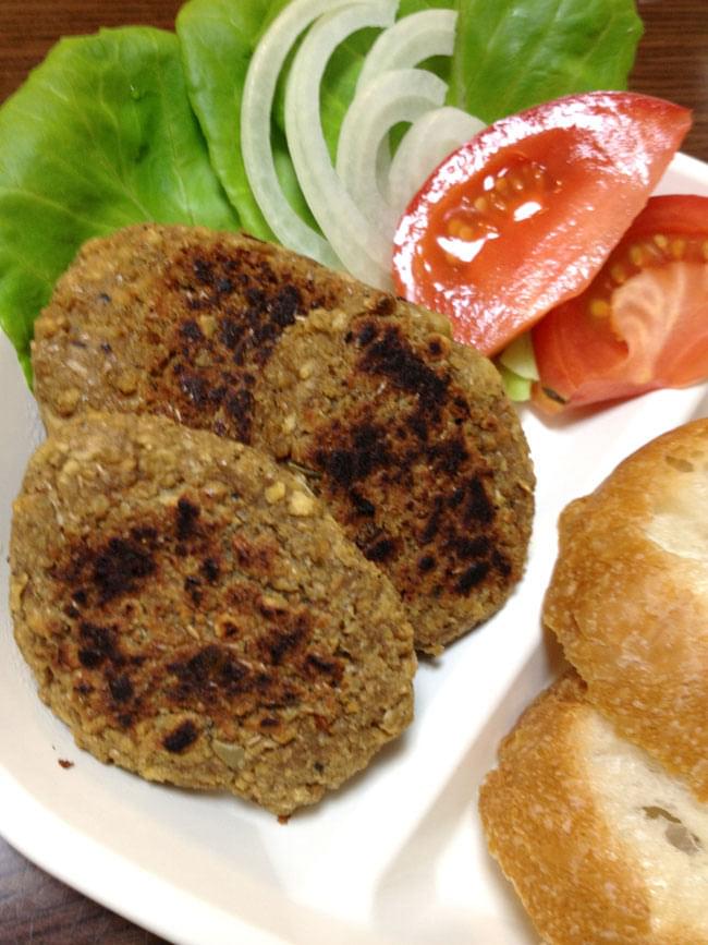 【オーガニック】ベジタリアンバーガーミックス 125g 【Just Wholefoods】 3 - お湯を入れてよくこねて、形を作って焼くだけで、あら、美味しい!!